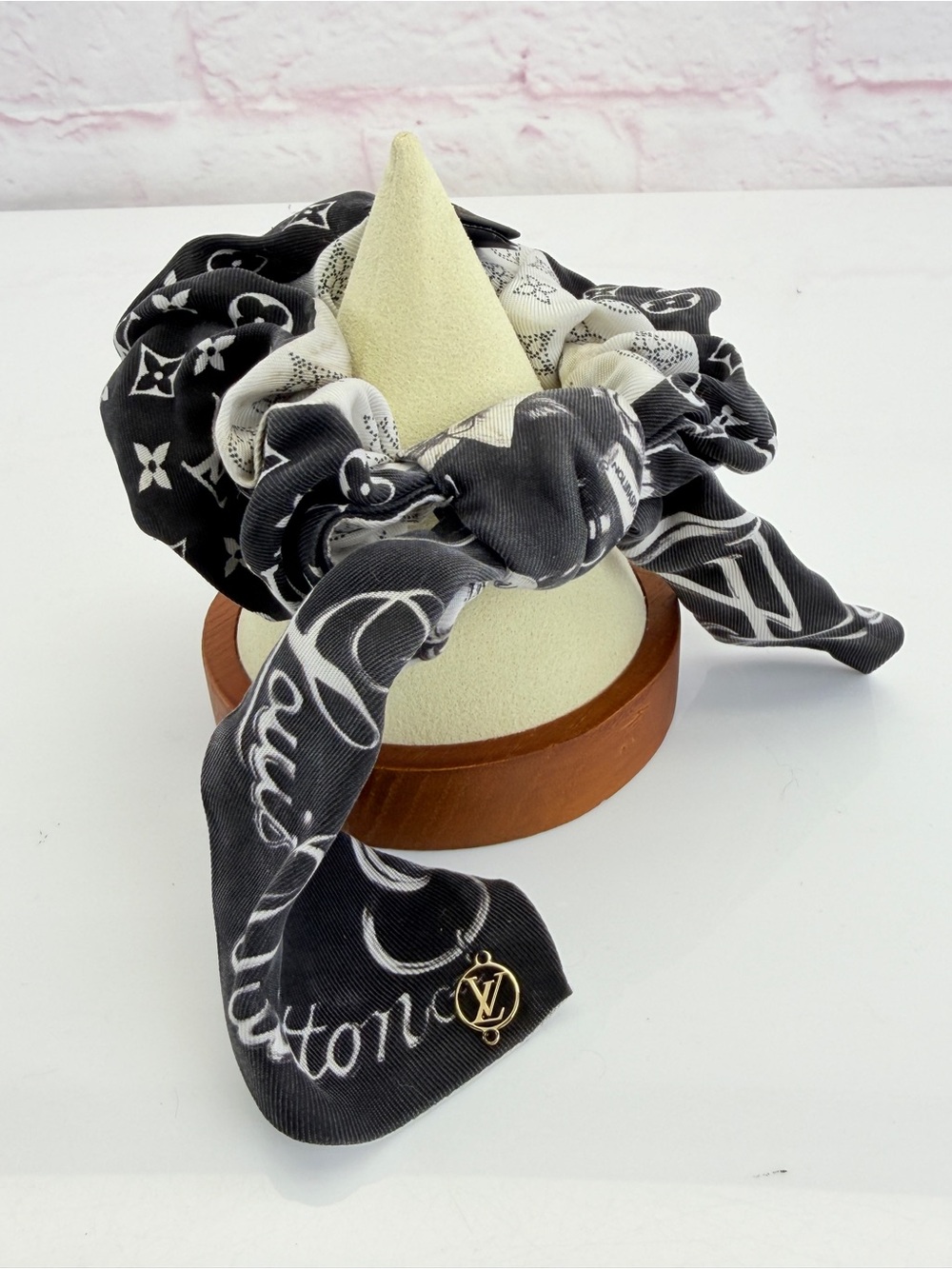 Louis Vuitton Bloom Black & White Logo-Pattern Scrunchie Scarf